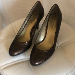 Bandolino brown faux alligator pumps